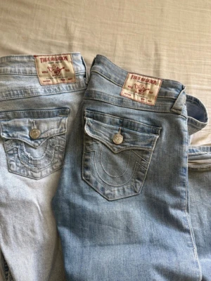 Ljusblå True Religion jeans - Säljer 2 par true religion de som är lite mörkare blå är använda några gånger de ljusa är helt nya. W26 och L32 jag är 168 för referens och de är lite längre på mig.