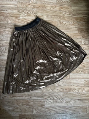 AJLAJK Kjol - I fint skick. 77cm lång. Stretchig i midjan. Så kan nog passa Medium också.
