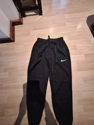 Nike Miller byxor Svart - Sköna svarta Nike Miller byxor som är perfekt om du vill gå ut en vanlig dag eller till träning. Jag säljer dessa pågrund av att jag istället vill ha gråa. Pris kan diskuteras vid snabba affärer.