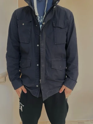Field jacket från John Henric  - Snygg mörkblå field jacket från John Henric 
