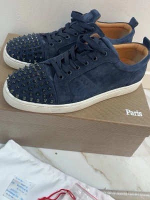 Loubs - Extremt fräscha nu inför sommaren, allt i bilderna medföljer, allt og, extra spikar och laces.