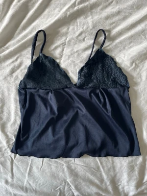 Spets topp - Fin spets topp jag har sytt den själv! Pris kan diskuteras skulle säga att den är en s /m. Stretchigt material 