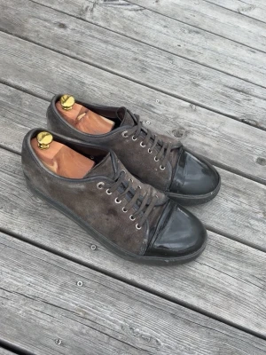 Lanvin - Säljer ett par lanvins, använda ca 1 månad ish, inte min stil längre men fräscha är de! Box kommer inte så jag kommer skicka i en annan box, varav priset. Hojta till om du är intresserad!