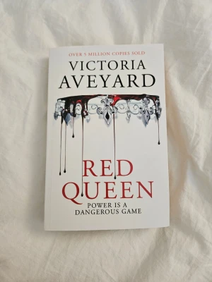 Red Queen av Victoria Aveyard - Säljer boken 'Red Queen' av Victoria Aveyard. Boken är på engelska och har mjukt omslag. Aldrig läst och därför i  nyskick.