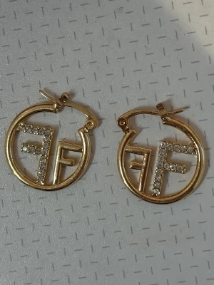 Fendi örhängen  - Supersnygga. Aldrig använda!