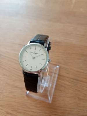 VC 1775 Dress 25mm Armbandsur  - Säljer en snygg VC klocka i fint skick enligt bilder. Äkta läderarmband. Fungerande urverk men behöver nytt batteri. Repl1k@ Trippel A.  Skriv vid frågor och se gärna mina andra annonser! Skapar gärna deals och paketpriser för just dina behov!   Skickas snabbt och spårbart med alla möjliga fraktsätt.