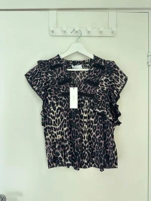 Neo noir Jayla topp - Superfin topp med leopard från neo noir i modellen Jayla. Ny med prislapp☺️nypris 599kr, storlek 36