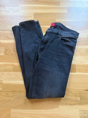 Hugo boss jeans - Stl: 36/34. Hugo boss 708 slim. Passar även andra stl. Mitt pris 300kr. Nypris 1199kr