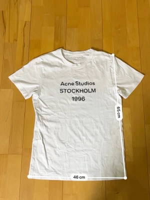 Handmålad acne studios tshirt  - Målad med textilfärg