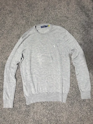 Ralph Lauren merino ull - En mycket snygg Ralph Lauren tröja i merino ull! Knappt använd och är i mycket bra skick! Storleken är M. 