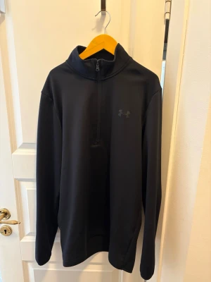 Svart träningströja från Under Armour - Säljer denna under armour träningströjan, använd ett fåtal gånger fortfarande mycket bra skick. Storlek S.