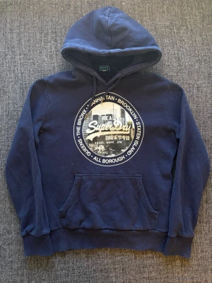 Superdry hoodie ~ sällsynt - Sjukt eftertraktad Superdry hoodie ~ 2000’s modell som inte längre produceras | st L/true size | Rekomenderad längd mellan 179–189cm | färg marinblå | OBS kan gå ner lite i pris vid snabb affär! 🏄