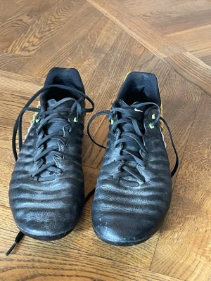 Nike tiempo skor. Konstgräs. - Nike tiempo fotbollsskor. Användna men knappt inte.
