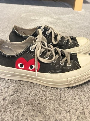 Converse x CDG Play sneakers - Svarta låga Converse x Comme des Garçons Play sneakers. Skosnörena är lite smutsiga men går lätt att tvätta eller byta ut!❣️