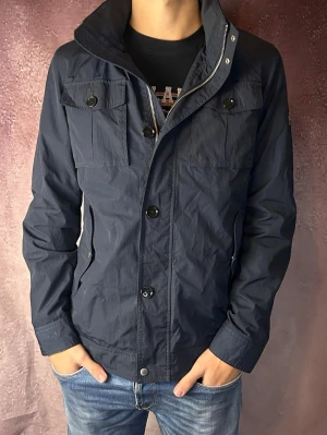 J.lindeberg field jacket bailey - Mycket fint skick | Size M (modellen är 188 cm 74 kg) | fraktar spårbart inom 24 timmar | för att köpa klicka ”köp nu” | vid frågor eller funderingar skriv ett meddelande | följare får bättre rabatter🙌