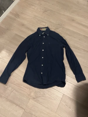 Burberry skjorta - En riktigt snygg marinblå skjorta ifrån Burberry, storlek M skick: 8,7/10 fraktas samma dag som köp! 