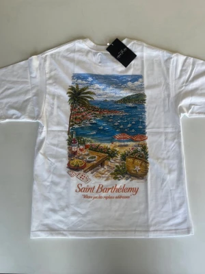 Vit Saint Barthélemy t-shirt Maison De Rêve - Säljer denna tröja för att den inte passade och företaget jag köpte från tillåter inte returer. Helt oanvänd och storlek M