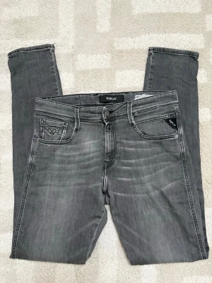 Grå jeans från Replay - Snygga grå Replay anbass jeans som sitter riktigt skönt. Byxorna har Max används 5 gånger och är i perfekt skick! Skriv vid minsta frågor eller fundering!