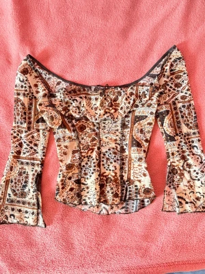 Mönstrad offshoulder topp  - Vintage topp som ändå är i mycket bra skick  med fint mönster, materialet är väldigt luftigt så perfekt till sommaren. 