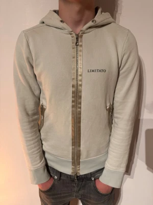 Limitato Zip hoodie - | Skick: 8/10 | Färg: vit | Modell: 174cm 58kg | 