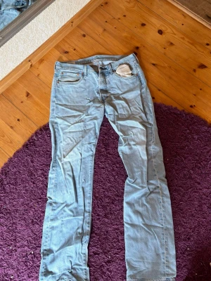 Levis 501 jeans  - Blå Levis 501 jeans i bra skick. 
