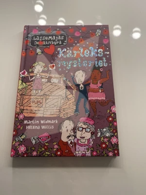 LasseMajas Detektivbyrå Kärleksmysteriet - En färgglad och illustrerad bok ur serien LasseMajas Detektivbyrå, skriven av Martin Widmark och illustrerad av Helena Willis. Perfekt för dig som gillar mysterier och humor.