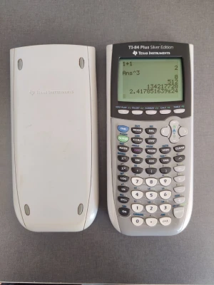 Texas Instruments TI-84 Plus Silver Edition - Grafräknare TI-84 Plus Silver Edition från Texas Instruments. Färg: ljusgrå med vit baksida och skyddsfodral. Räknaren har stor display, många funktionsknappar och drivs av fyra AAA-batterier. Perfekt för matte, fysik och programmering. Batteriet ingår.