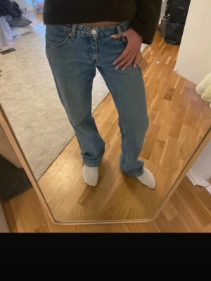 Blåa Weekday Arrow jeans - Jätte fina blåa Arrow jeans från Weekday köpta på Sellpy, få skavanker annars bra skick!