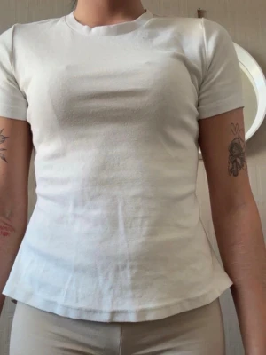 Vit topp ifrån gina - Vit topp från Gina Tricot med öppen rygg och knytning baktill. Stretchigt material och figurnära passform. Superfin till både vardag och fest ✨ Använd fåtal gånger. Mycket bra skick