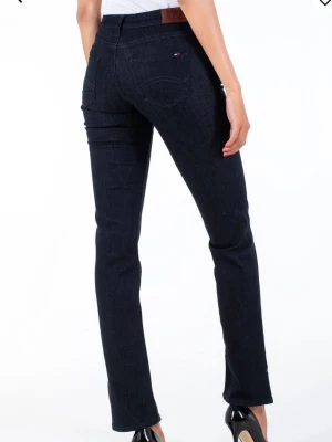 Mörkblå straight jeans Tommy Hilfiger - Mörkblå straight Sandy jeans från Tommy Hilfiger👖Stl. 24 i midja och 32 i längd. Köparen betalar frakt. 