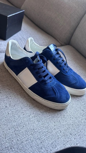 Valentino Garavani | Navy Blue  - Valentino Flycrews i navy blue. Görs inte längre och är svåra att hitta.  Kommer med originallåda, äktighetscertifikat, dustbag och valentino brev. Kvitto finns på begäran