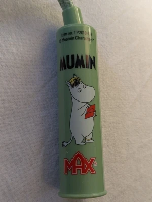 HOPPREP från MUMIN / MAX  - HELT OANVÄNTS HOPPREP från MUMIN / MAX , Längd ca 2 meter och 10 cm  (  handtagen är inte inräknade ) mått per handtag ca 9 cm.  