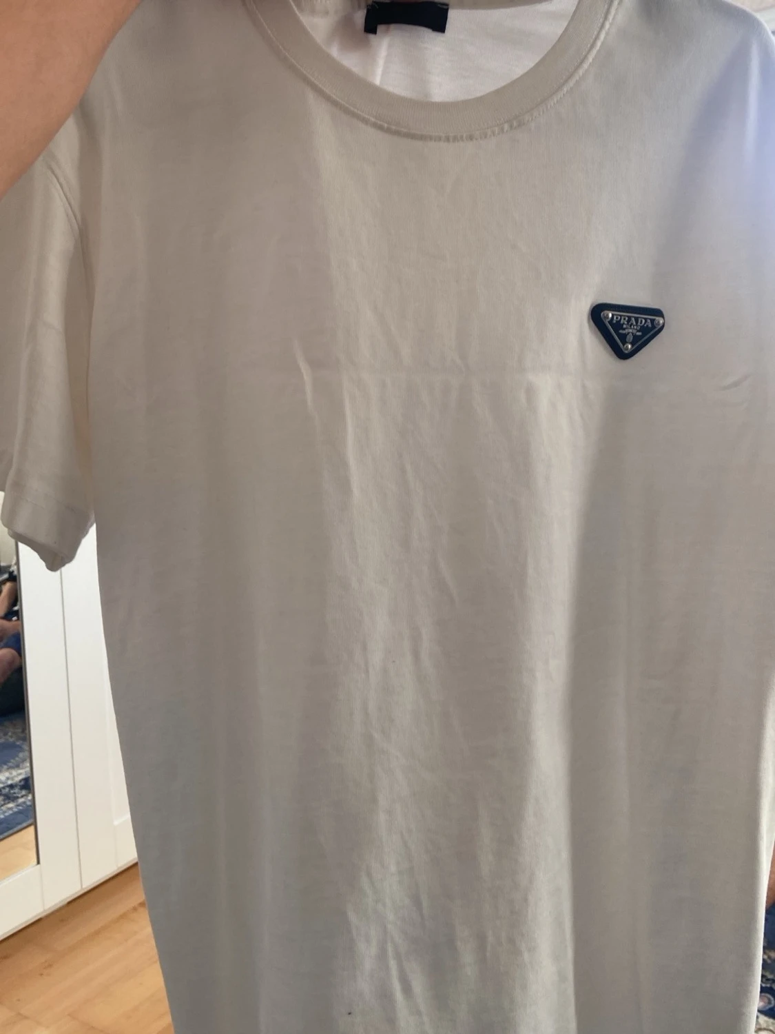 Vit t-shirt från Prada med logga