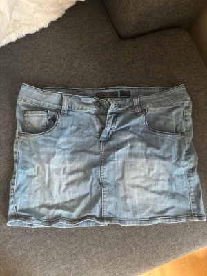 Jeanskjol - Ljusblå jeanskjol med vintage look som passar till allt, skulle uppskatta storleken till en M, fint skick! Skriv vid frågor💕