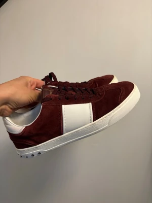 Valentino flycrews Vinröda  - Säljer dessa sjukt snygga valentino flycrews i den extremt sällsynta samt efterfrågade färgen vinröd 🍷 skorna är i otroligt skick! ✅