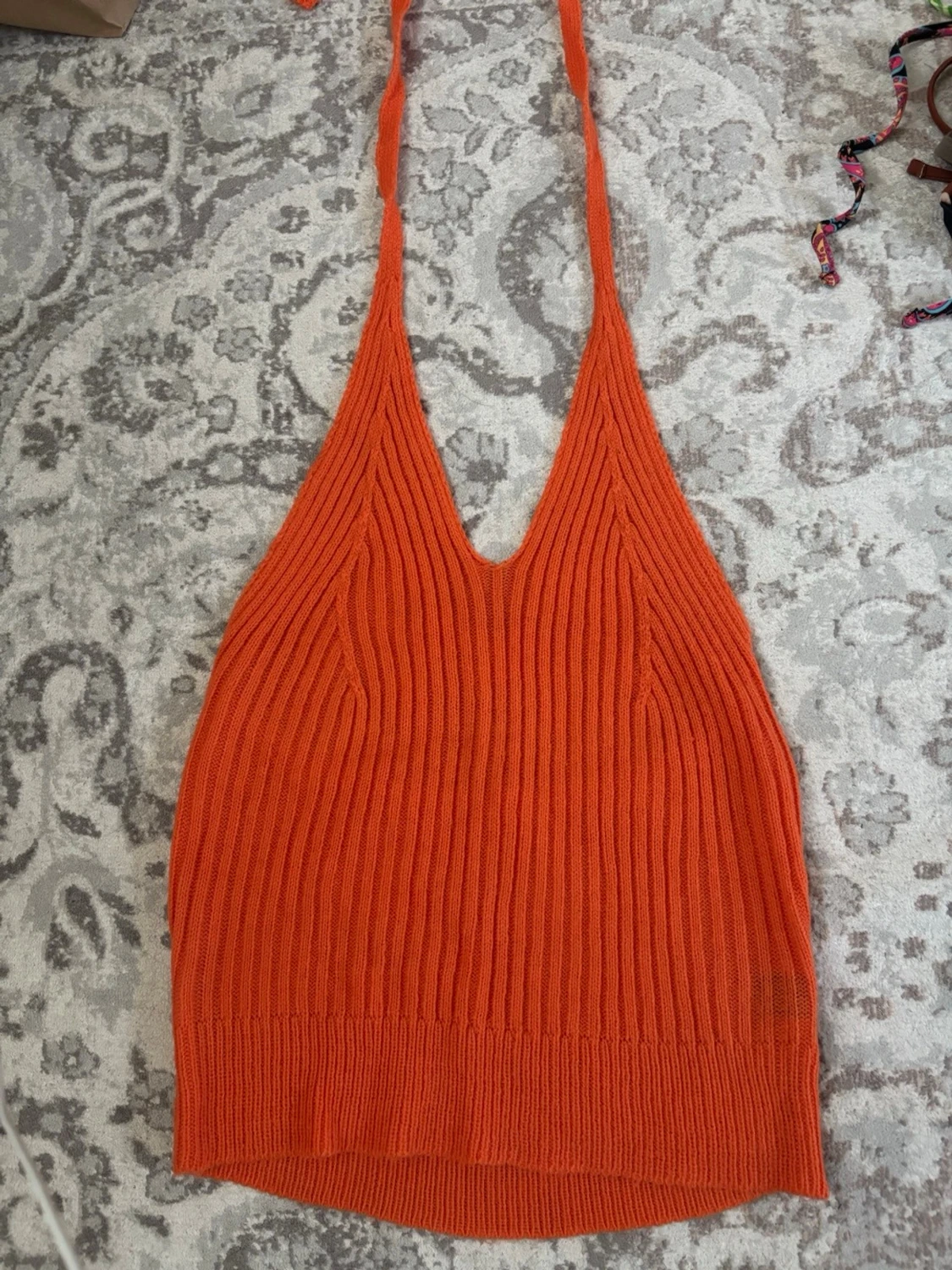 Orange ribbad stickad linnetopp