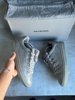 Balenciaga arena skor - Efterfrågade arenas | storlek 41 passar 42+ | jätte bra skick och all og ingår | skriv vid frågor!