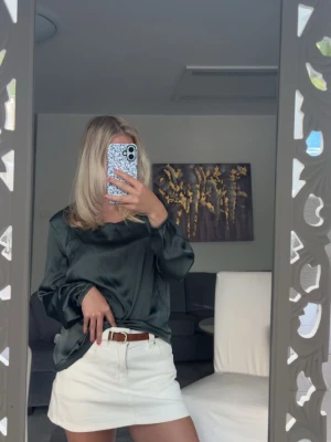 Mörkgrön satinblus  - Säljer min super fina satinblus. Säljer för att den inte kommer till så mycket användning och därför passar bättre hos någon annan!💗