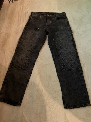 Jeans  - Riktigt fina helt nya har aldrig använt bara testat sen haft dom i garderoben.