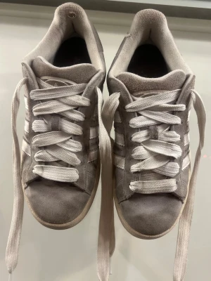 grå adidas campus - har använts, skicka gärna rimliga prisförslag. vill få dom sålda🩷