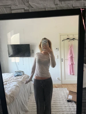Intimissimi tröja - Säljer en beige intimissimi tröja då den inte kommer till användning längre, den är lite sliten men som ändå kan vara snyggt! Väldigt stretchig och mjuk❤️