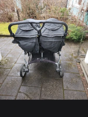 Britax Römer B-Agile Double Syskonvagn - Perfekt för tvillingar eller syskon nära i ålder. Vagnen är smidig att köra, lätt att fälla ihop och får plats på många ställen trots att den är en dubbelvagn. (Pris kan diskuteras)