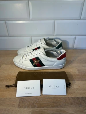 Gucci Ace  - Gucci Ace i mycket bra skick: Storlek: 43,5 kan passa 44,5 | Ingår: Dust bag och kort | Vid frågor eller diskussion om pris är det bara att skriva✍🏼| Frakt inom 48h📦