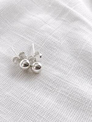 Snygga 925 silver kulörhängen - Ett par stilrena örhängen i silver med rund, blank kulform. Perfekta för dig som gillar minimalistiska smycken med en klassisk touch. Stiftmodell som är enkla att bära och matcha med andra accessoarer.