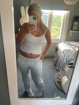 Ljusgrå mjukisbyxor med dragsko - Säljer ett par ljusgrå mjukisbyxor med dragsko i midjan och raka ben. Byxorna har fickor på sidorna och är gjorda i ett mjukt, bekvämt material som passar perfekt för chill dagar. Klassisk och enkel design som är lätt att matcha.