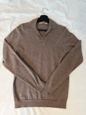 Beige stickad tröja från A Day's March - Snygg beige stickad tröja från A Day's March med klassisk krage. Tillverkad i mjukt material, perfekt för lager på lager. Enkel och stilren design som passar till det mesta.