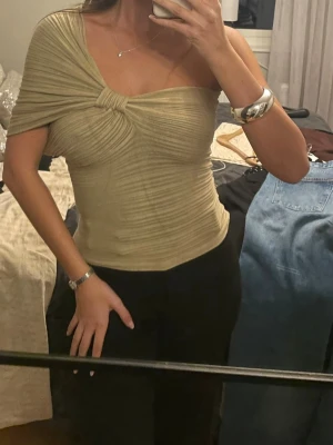 Beige omlott topp med offshoulder - Beige omlott topp med offshoulder