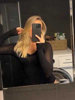 Svart långärmad tröja från Intimissimi  - Säljer en svart långärmad topp med v-ringning från Intimissimi. Toppen är tight i passformen och tillverkad i ett tunt, mjukt material som känns skönt mot huden. Kostar 489 i butik 🩷