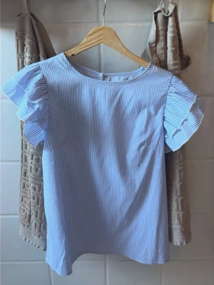 Blåvit randig blus - En super söt randig blåvit blus i storlek S men skulle passa både en XS och M. Säljer pågrund av inte kommit till användning men aldrig använt❤️ Köpt från shein!❤️