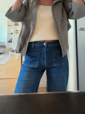 St Monica Jeans Jeanerica - Säljer ett par supersnygga Jeanerica St Monica Vintage 95 i storlek 27/34. Modellen är en av Jeanericas mest eftertraktade med dess ikoniska utanpåliggande framfickor inspirerade av 60-talets sailor-jeans. Perfekta om du gillar en tidlös, exklusiv denimlook.   Bilderna på är lånade då de tyvärr inte passar mig